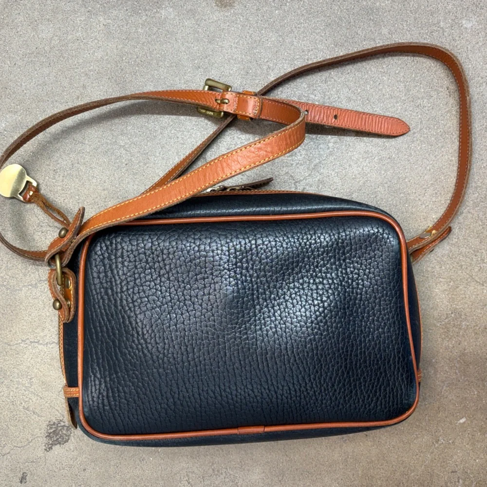 Vintage Dooney & Bourke Camera Bag Black Pebbled Leather Crossbody Brown Trim - Picture 5 of 13